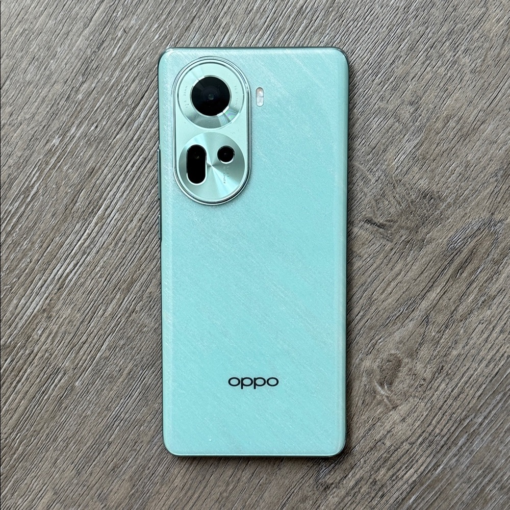 Oppo RENO 11 Smartphones in Green and White